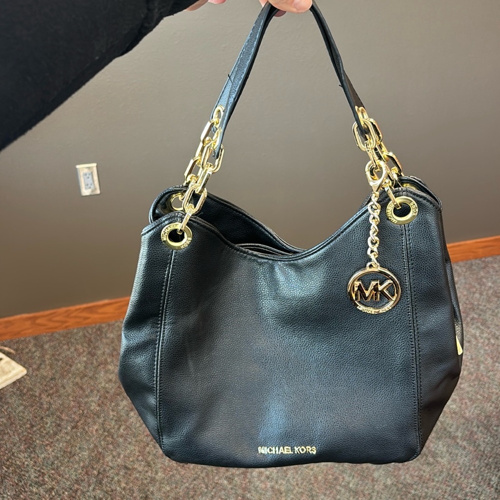 Used very little MK black purse.